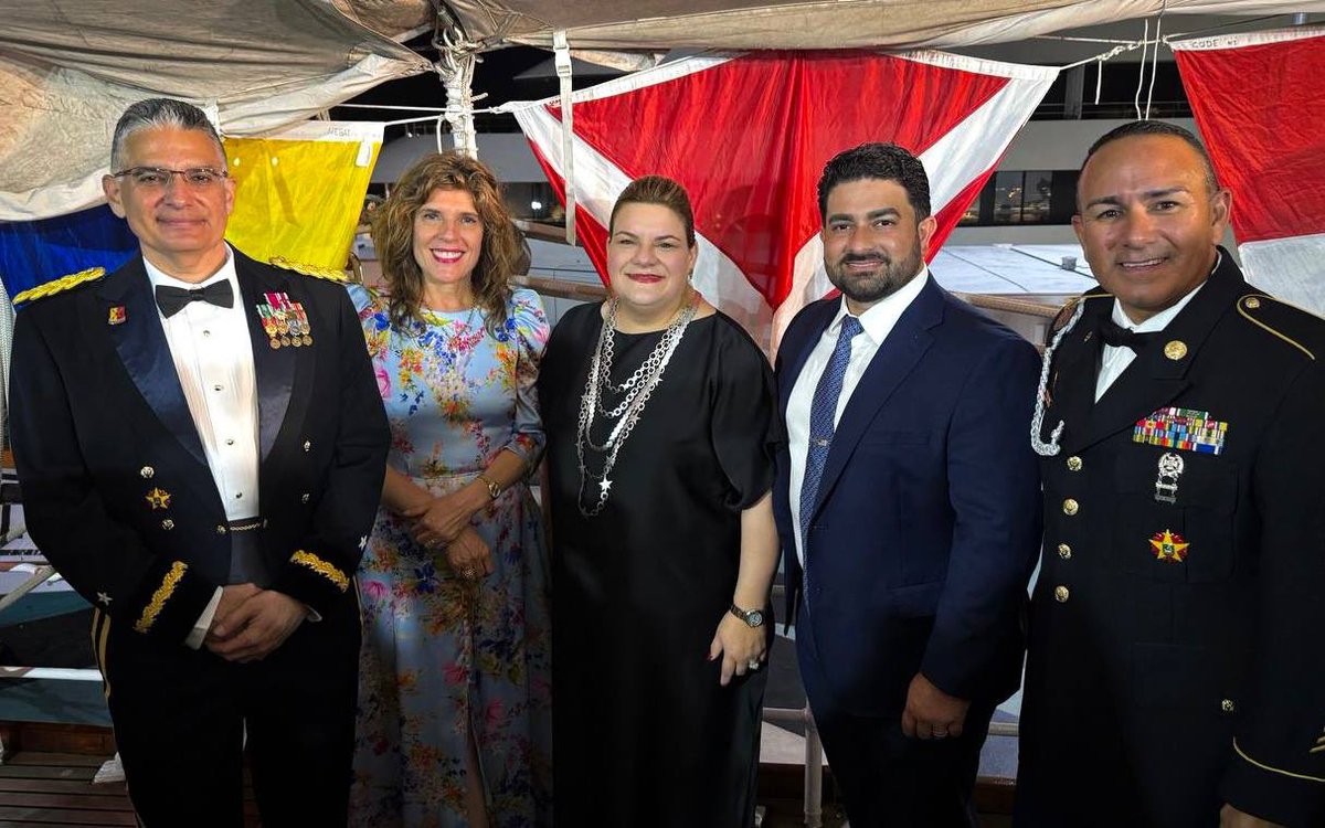Jenniffer's tweet photo. Hoy tuve el honor de celebrar la llegada junto a mi esposo, el Dr. José Yovín Vargas, del Buque Escuela “Juan Sebastián de Elcano” de la Armada Española, acompañada por la Embajadora de España en Estados Unidos, Ángeles Moreno Bau, donde nos recibió el Capitán de Navío José María de la Puente Mora Figueroa. 

Dimos la bienvenida a esta emblemática embarcación, símbolo de tradición, formación y cooperación internacional.

En este significativo recibimiento también nos acompañaron los exgobernadores Luis Fortuño y su esposa Lucé Vela, así como el exgobernador Pedro Pierluisi y su esposa Fabiola Anóstegui.

Además de Isabel Valldecabres- presidenta-directora general de la Fábrica Nacional de Moneda y Timbre-Real Casa de la Moneda (FNMT-RCM), el Capitán de la Guardia Costera de Estados Unidos Luis J. Rodríguez, Ayudante General de la Guardia Nacional de Puerto Rico el Coronel Carlos J. Rivera Román y el Sargento Mayor Juvencio Méndez.