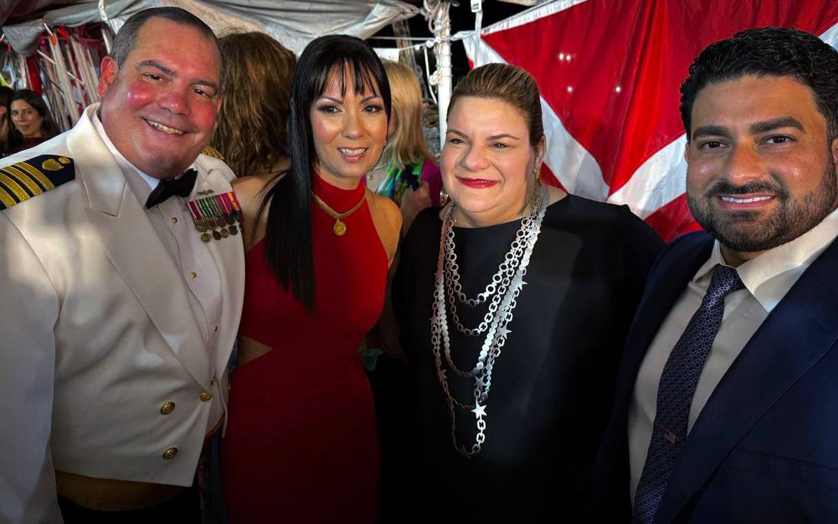 Jenniffer's tweet photo. Hoy tuve el honor de celebrar la llegada junto a mi esposo, el Dr. José Yovín Vargas, del Buque Escuela “Juan Sebastián de Elcano” de la Armada Española, acompañada por la Embajadora de España en Estados Unidos, Ángeles Moreno Bau, donde nos recibió el Capitán de Navío José María de la Puente Mora Figueroa. 

Dimos la bienvenida a esta emblemática embarcación, símbolo de tradición, formación y cooperación internacional.

En este significativo recibimiento también nos acompañaron los exgobernadores Luis Fortuño y su esposa Lucé Vela, así como el exgobernador Pedro Pierluisi y su esposa Fabiola Anóstegui.

Además de Isabel Valldecabres- presidenta-directora general de la Fábrica Nacional de Moneda y Timbre-Real Casa de la Moneda (FNMT-RCM), el Capitán de la Guardia Costera de Estados Unidos Luis J. Rodríguez, Ayudante General de la Guardia Nacional de Puerto Rico el Coronel Carlos J. Rivera Román y el Sargento Mayor Juvencio Méndez.
