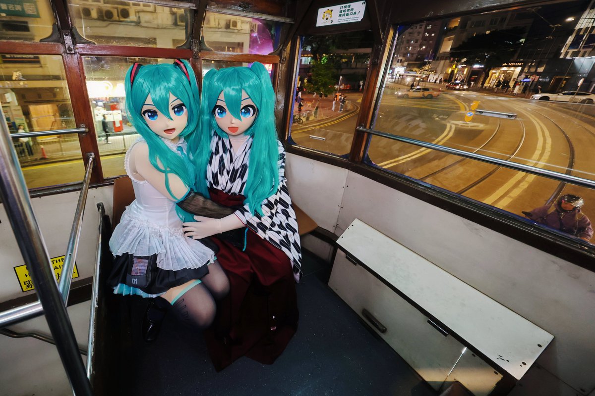 TohmaMasaki's tweet photo. Ride on the Hong Kong Tram. 🇭🇰 🚋

Model : @horosama &amp; @MikuK_na 
Photo Date : 28/11/2025

#着ぐるみ https://t.co/OEYnnk23zN