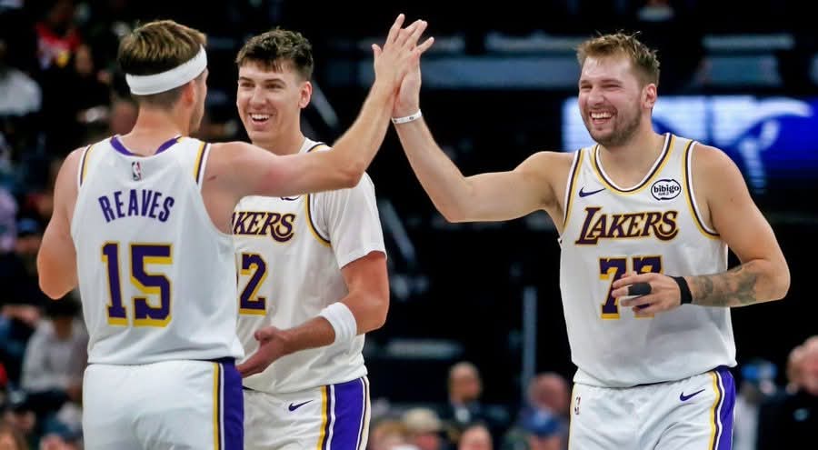 LakersMX's tweet image. Final 1er CTO 

Lakers 33 Warriors 20

Austin Reaves 11 pts 1 asis

LeBron James 6 pts 2 asis

Luke Kennard 5 pts 1 reb

Luka Doncic 4 pts 1 reb 3 asis 1 robo

Marcus Smart 3 pts 3 reb