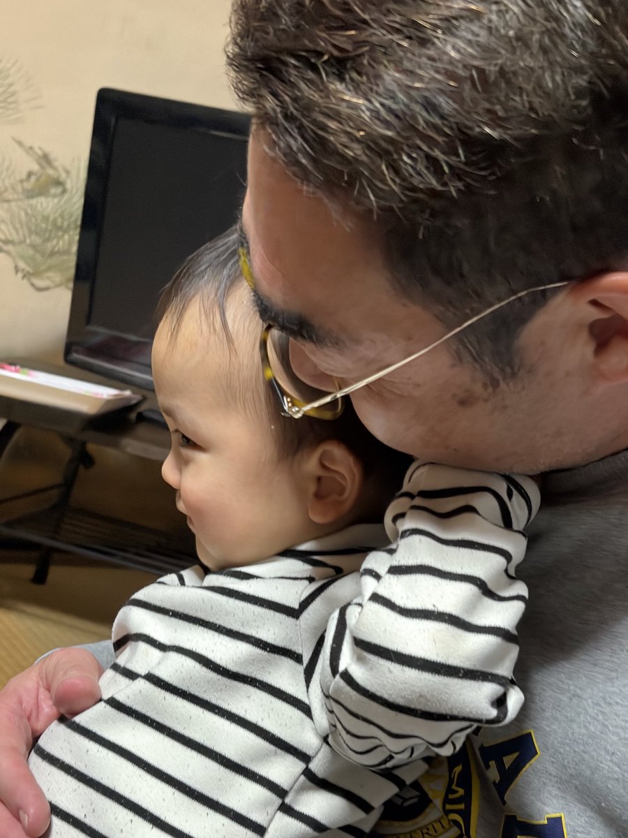 恒例となりつつあるじいじ誕生日会でのカニパーティー🎉🥳
カニ美味しかった〜！
孫に囲まれ遊びをせまられ終始嬉し楽しそうなじいじでした😁
俺の親も大事にしてくれる嫁に感謝☺️✨