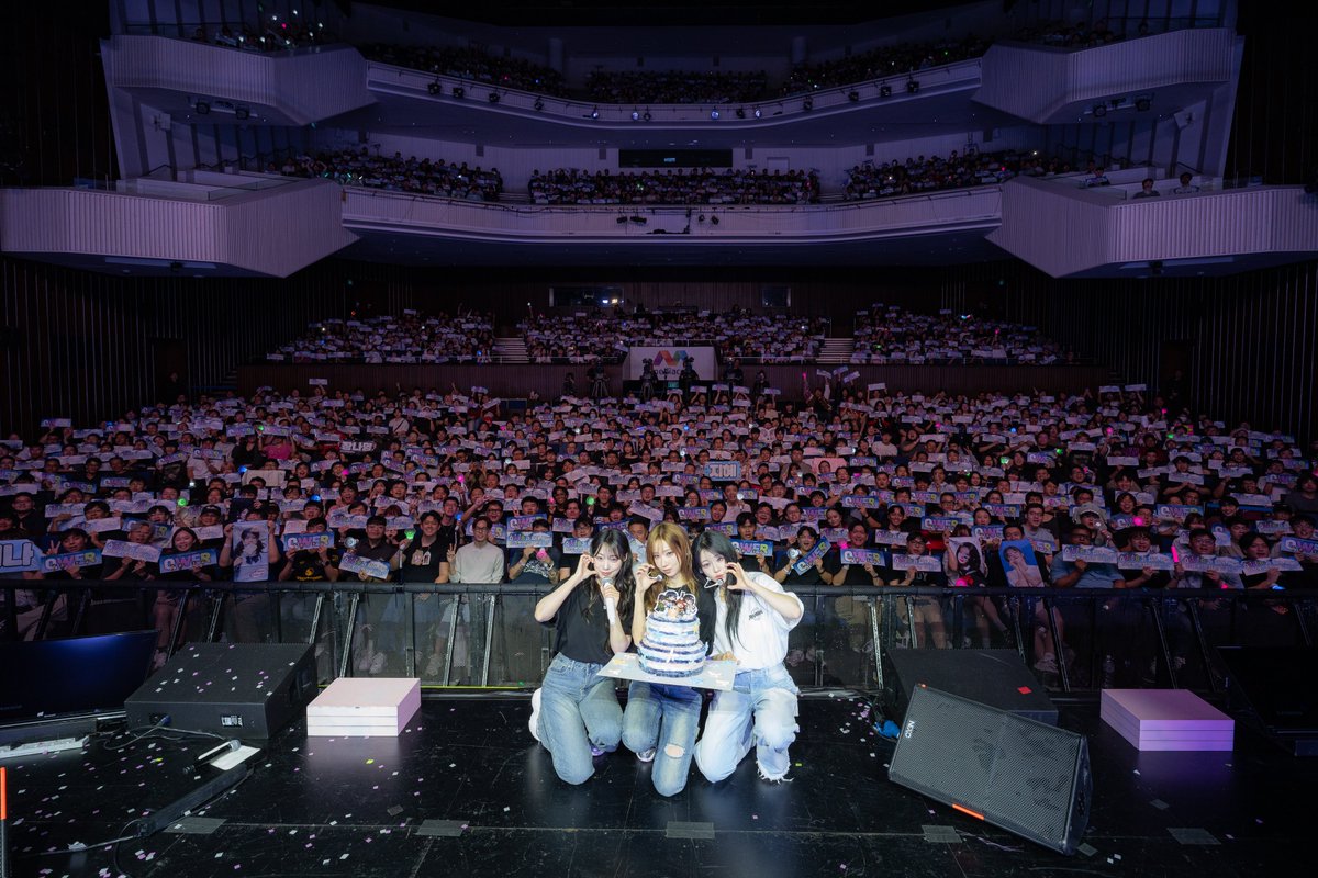 friedrice_live's tweet photo. 𝑰𝒏 𝒂 𝒎𝒊𝒍𝒍𝒊𝒐𝒏 𝒏𝒐𝒊𝒔𝒆𝒔, 𝑰'𝒍𝒍 𝒃𝒆 𝒚𝒐𝒖𝒓 𝒉𝒂𝒓𝒎𝒐𝒏𝒚 ⋆｡˚☽˚｡⋆

Singapore Bawiges, thank you for making QWER's first-ever Singapore concert a successful and an unforgettable one! It wouldn't have been the same without every one of you! 🔥🎶

#QWER
#ROCKATION #ROCKATIONinSINGAPORE
#쵸단 #CHODAN
#마젠타 #MAGENTA
#히나 #HINA
#시연 #SIYEON
#YJPARTNERS
#FriedRiceEnt #Singapore
