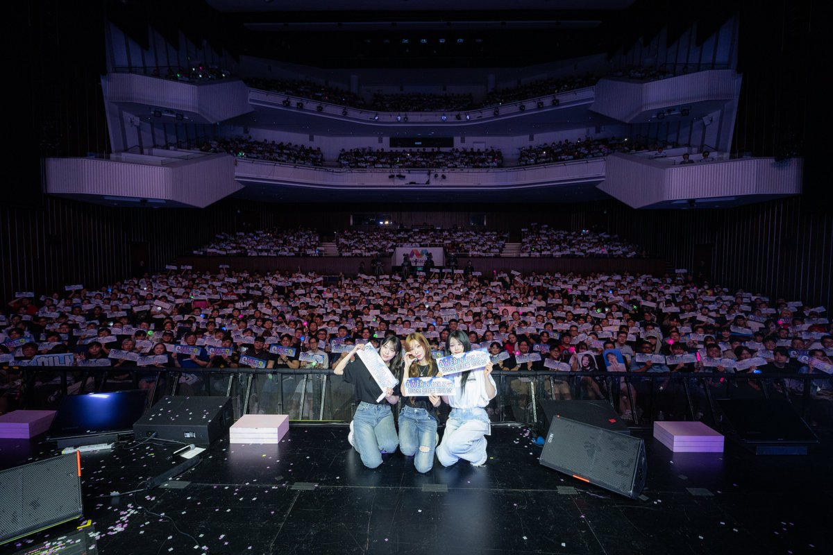 friedrice_live's tweet photo. 𝑰𝒏 𝒂 𝒎𝒊𝒍𝒍𝒊𝒐𝒏 𝒏𝒐𝒊𝒔𝒆𝒔, 𝑰'𝒍𝒍 𝒃𝒆 𝒚𝒐𝒖𝒓 𝒉𝒂𝒓𝒎𝒐𝒏𝒚 ⋆｡˚☽˚｡⋆

Singapore Bawiges, thank you for making QWER's first-ever Singapore concert a successful and an unforgettable one! It wouldn't have been the same without every one of you! 🔥🎶

#QWER
#ROCKATION #ROCKATIONinSINGAPORE
#쵸단 #CHODAN
#마젠타 #MAGENTA
#히나 #HINA
#시연 #SIYEON
#YJPARTNERS
#FriedRiceEnt #Singapore