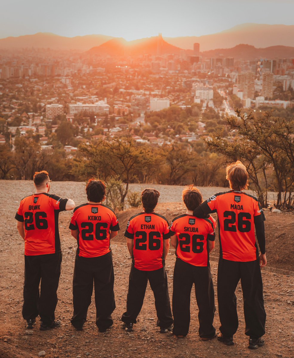 sen_ebooks's tweet photo. this is genuinely some anime ending looking into the sunset shit omg i love my team https://t.co/UIsNGKMPQv