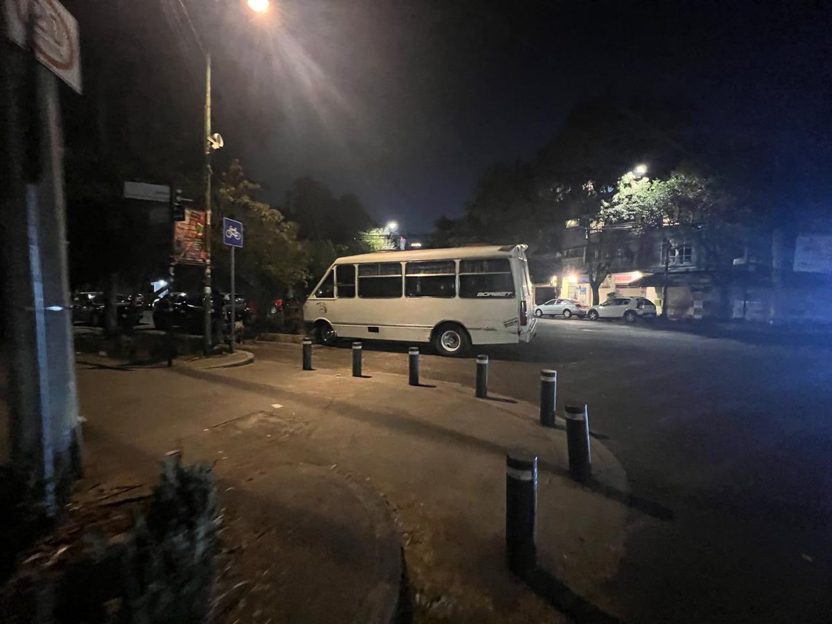 Seg_NapolesDF's tweet photo. Como cada partido Georgia esq Dakota. Sobre ciclovía, sentido contrario y balizado peatonal.
@LuisMendozaBJ @PabloVazC @ClaraBrugadaM @craviotocesar @BJAlcaldia @GobCDMX @UCS_GCDMX @OVIALCDMX #anibal Agradeceremos infraccionar Grua seria lo ideal. https://t.co/XASwTMwLgT