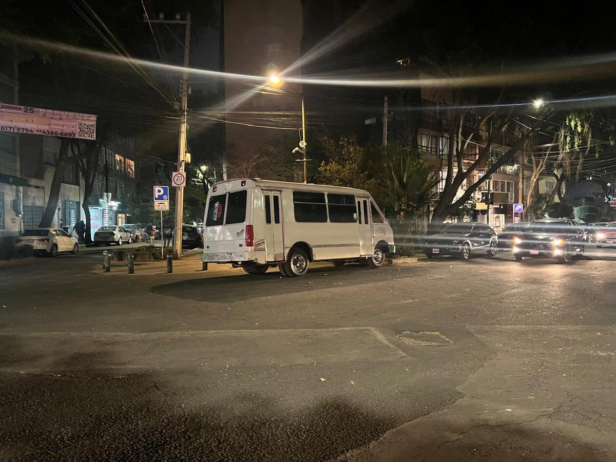 Seg_NapolesDF's tweet photo. Como cada partido Georgia esq Dakota. Sobre ciclovía, sentido contrario y balizado peatonal.
@LuisMendozaBJ @PabloVazC @ClaraBrugadaM @craviotocesar @BJAlcaldia @GobCDMX @UCS_GCDMX @OVIALCDMX #anibal Agradeceremos infraccionar Grua seria lo ideal. https://t.co/XASwTMwLgT