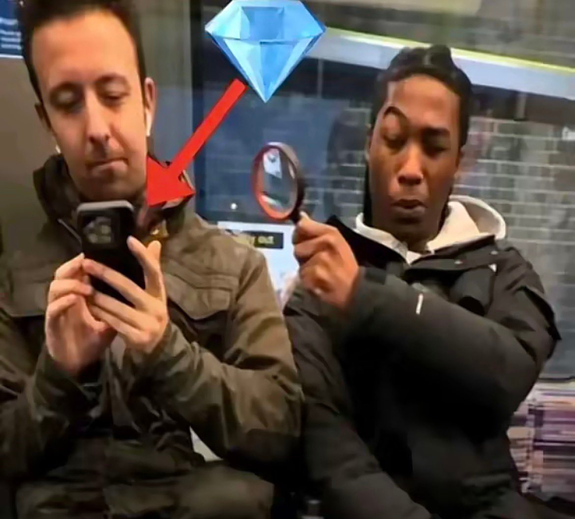 Hank Maclean viendo la propuesta de intercambio del señor house a vault tech: