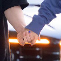 yo se que jikook aquí quería caminar agarrados de la mano... ):