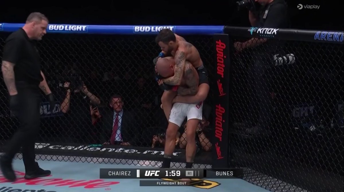 Pabbefn's tweet image. what is this monkey in the tree ahh first round... Bunes sat like this for 4 minutes😂😂#UFCMexico