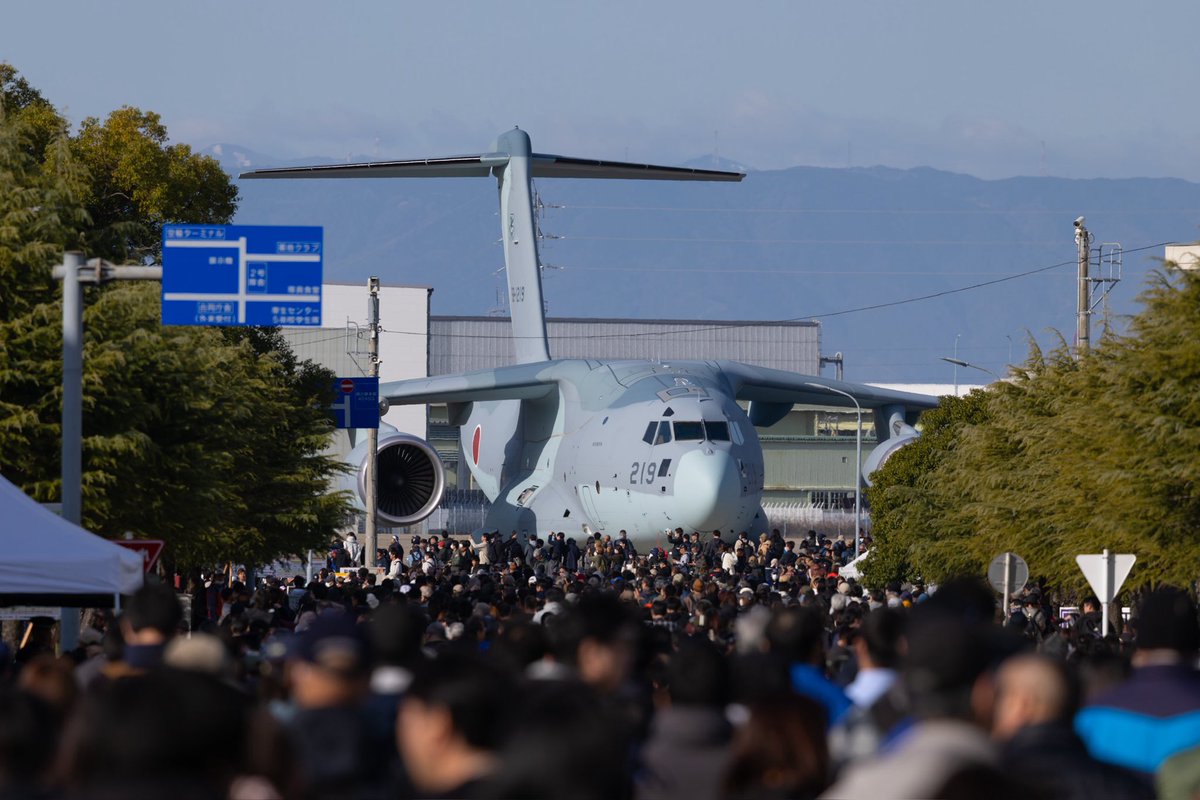 Chr0102's tweet photo. 航空祭で賑わう小牧の非日常な景色

#小牧基地航空祭
2026.3.1 https://t.co/xTVFQe4vsf