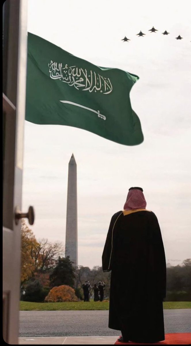 iy2z77's tweet photo. بلادي والقصيد بـ حضرتك يختال ..
بلادي في شموخك غبنة العادي 

متيّم بك .. من البيدا لحدّ الجال
ومجدك في ضميري ثالث اعيادي

على أرضك طمأنينه .. وراحة بال ..
تدلّ دروبها .. وتعانق فؤادي ..

 وشعبك يا السعوديّه عظيم خْصال ..
تُحول الكايده.. ويحلّها .. عااادي !

-يزيد- https://t.co/fpi2UiZpQi