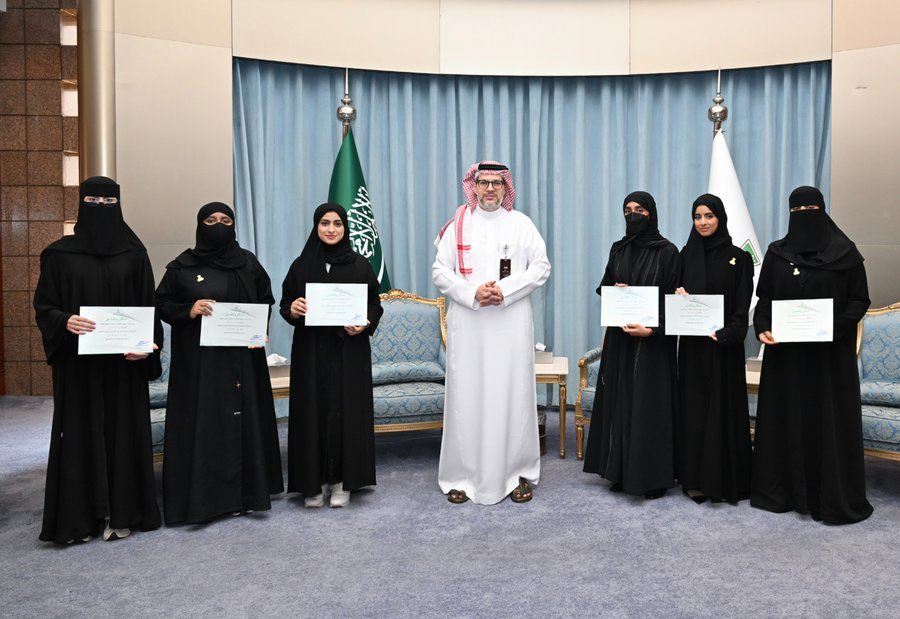 ɴᴇ👩🏻‍🦳 tweet media