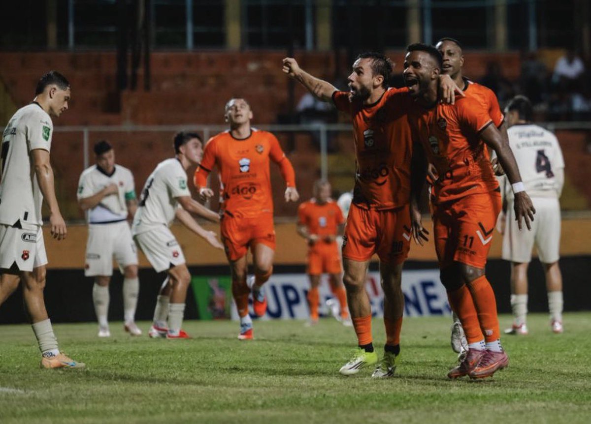 Lo de la Liga se retrata en la cancha: en la actitud de los jugadores y, sobre todo, en los resultados.

Más allá de decisiones y errores arbitrales, el nivel de Alajuelense es preocupante. Algo tiene que pasar en el conjunto rojinegro; la clasificación está en serio peligro.
