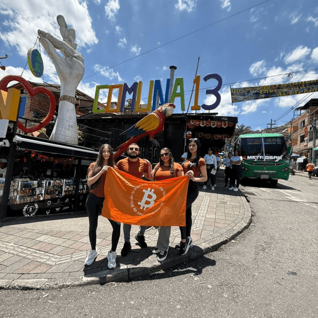 daniaguilar02's tweet photo. Satoshi no es una persona.
Satoshi somos todos.
Estamos construyendo una comunidad que impulsa:
⢠Educación Bitcoin desde cero
⢠Comercios aceptando BTC
⢠Bitcoin en la vida real
Educación. Uso real. Comunidad. #satoshiteam https://t.co/oNKqKKVwW4