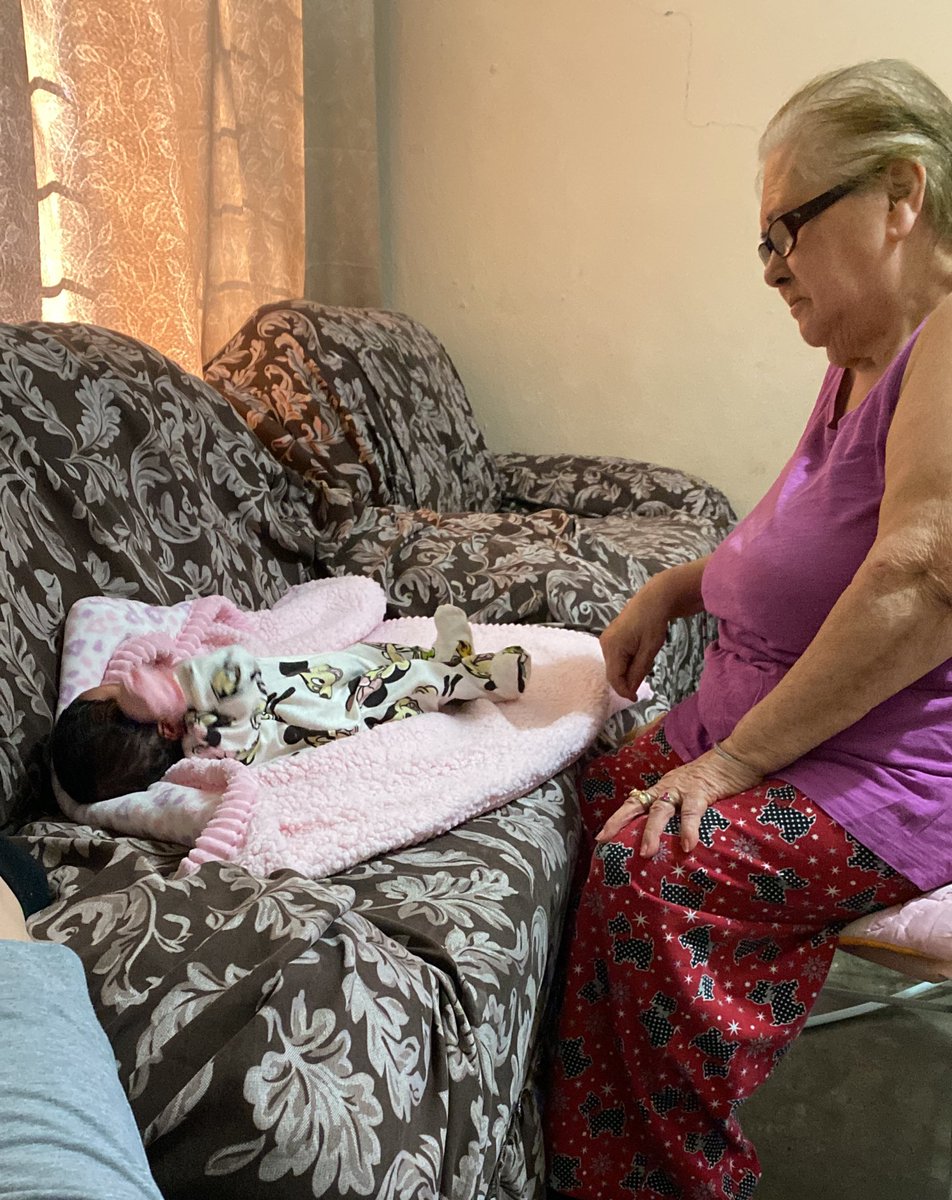 AlexiaM75's tweet photo. Mi abuela admirando mi hermosa creación 🥹❣️ https://t.co/bSInXKhOpn