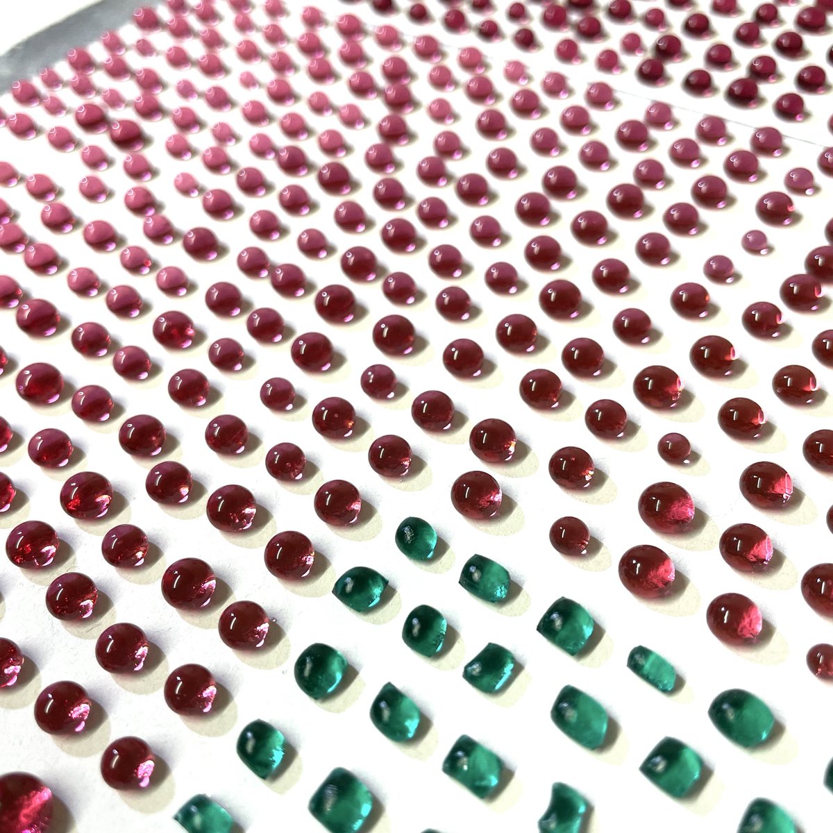 窯出し
気温が低いので窯の温度がなかなか上がってくれない。ホントこの時期は悩ましい…
手前のグリーンは溶けきってないのでやり直しです。スクエアも可愛いけども。