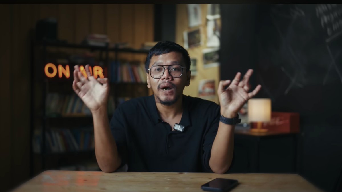 Makaryo0's tweet photo. Memahami Money Laundering ala Bang Ferry Irwandi

-Money laundering atau TPPU adalah upaya sengaja untuk menyamarkan asal-usul harta kekayaan dari tindak pidana seperti korupsi, narkotika, atau judi online agar terlihat seolah-olah berasal dari sumber yang sah

-Penegak hukum menggunakan prinsip follow the money karena aliran uang adalah jejak yang paling mudah ditelusuri untuk membuktikan sebuah tindak kejahatan finansial

-Terdapat tiga tahapan utama dalam proses pencucian uang yaitu placement, layering, dan integration untuk menyamarkan jejak transaksi dari sistem perbankan

-Investasi pada UMKM milik orang lain sebenarnya adalah pilihan modus operandi yang buruk bagi pelaku kriminal karena struktur administrasinya sederhana sehingga sangat mudah dilacak oleh sistem AML

-Pelaku pencucian uang profesional lebih cenderung menggunakan instrumen yang kompleks seperti shell companies, transaksi ekspor-impor fiktif, hingga pemanfaatan crypto mixer untuk menyembunyikan aset

-Batasan omzet UMKM di angka 4,8 miliar rupiah serta kewajiban pajak yang ketat membuat pelaku TPPU harus memecah dana ke banyak titik yang justru memperbesar risiko terdeteksi karena banyaknya celah administrasi

-Program investasi atau pendanaan UMKM seperti program Katalis seringkali disalahpahami sebagai wadah cuci uang padahal instrumen ini memiliki transparansi sumber dana yang jelas dari aktivitas bisnis rill dan kreator

-Praktik cuci uang biasanya baru dilakukan saat dana ilegal mencapai threshold tertentu yang sudah sulit dikelola secara tunai atau masuk ke rekening pribadi tanpa memicu kecurigaan bank

-Risiko hukum TPPU diatur dalam Undang-Undang Nomor 8 Tahun 2010 yang memberikan wewenang penuh pada lembaga seperti PPATK untuk memantau transaksi keuangan mencurigakan di Indonesia

Sumber: Ferry Irwandi - Memahami money laundering #temanbuka