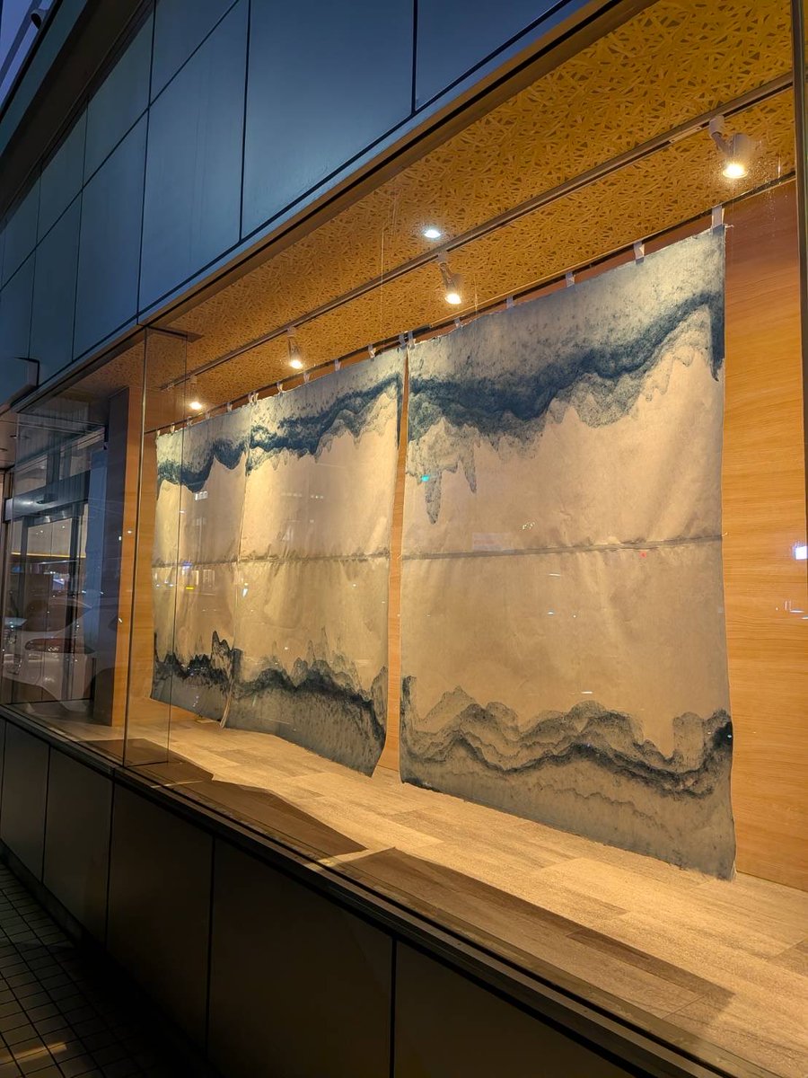 Orient_Hotel's tweet photo. ARTISTS FROM KOCHI

オリエント正面のショーウィンドウは
6ヶ月ごとに高知在住のアーティストの
作品を展示しています

3月1日〜8月30日までは
作家手漉紙 内田海宇さん

オリエントカラーのブルーが入った
和紙の魅力が空間いっばいに広がっています https://t.co/wfga2WisKM