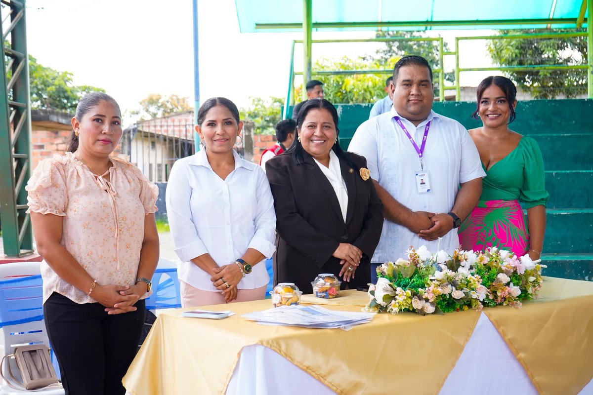 LorenaRosadoS's tweet photo. Fuimos parte de la ceremonia de graduación de la Escuela de Educación Básica Marcel Laniado De Wind, de la parroquia San Carlos del cantón Naranjal, un momento que llena de satisfacción y esperanza.
Ver a nuestra niñez rural avanzar, formarse y dar nuevos pasos hacia su futuro nos recuerda que la educación es la base para transformar vidas.

Seguimos firmes en el compromiso de garantizar oportunidades para todos, trabajando por un Ecuador donde cada niño y niña pueda crecer con dignidad y alcanzar sus sueños, como parte de la visión que impulsa el presidente @DanielNoboaOk.

#LorenaRosado #AsambleístaPorGuayas #GuayasConLorenaRosado