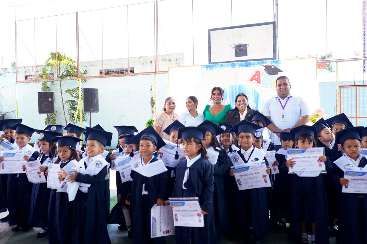 LorenaRosadoS's tweet photo. Fuimos parte de la ceremonia de graduación de la Escuela de Educación Básica Marcel Laniado De Wind, de la parroquia San Carlos del cantón Naranjal, un momento que llena de satisfacción y esperanza.
Ver a nuestra niñez rural avanzar, formarse y dar nuevos pasos hacia su futuro nos recuerda que la educación es la base para transformar vidas.

Seguimos firmes en el compromiso de garantizar oportunidades para todos, trabajando por un Ecuador donde cada niño y niña pueda crecer con dignidad y alcanzar sus sueños, como parte de la visión que impulsa el presidente @DanielNoboaOk.

#LorenaRosado #AsambleístaPorGuayas #GuayasConLorenaRosado