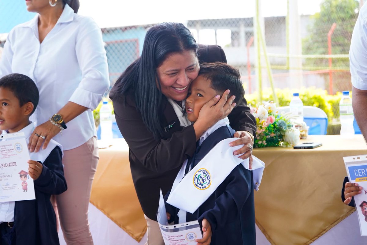 LorenaRosadoS's tweet photo. Fuimos parte de la ceremonia de graduación de la Escuela de Educación Básica Marcel Laniado De Wind, de la parroquia San Carlos del cantón Naranjal, un momento que llena de satisfacción y esperanza.
Ver a nuestra niñez rural avanzar, formarse y dar nuevos pasos hacia su futuro nos recuerda que la educación es la base para transformar vidas.

Seguimos firmes en el compromiso de garantizar oportunidades para todos, trabajando por un Ecuador donde cada niño y niña pueda crecer con dignidad y alcanzar sus sueños, como parte de la visión que impulsa el presidente @DanielNoboaOk.

#LorenaRosado #AsambleístaPorGuayas #GuayasConLorenaRosado