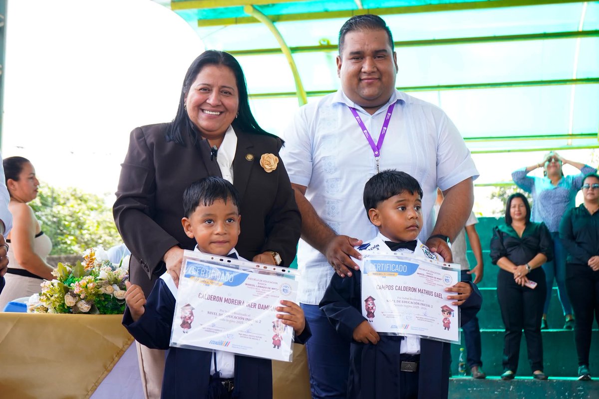 LorenaRosadoS's tweet photo. Fuimos parte de la ceremonia de graduación de la Escuela de Educación Básica Marcel Laniado De Wind, de la parroquia San Carlos del cantón Naranjal, un momento que llena de satisfacción y esperanza.
Ver a nuestra niñez rural avanzar, formarse y dar nuevos pasos hacia su futuro nos recuerda que la educación es la base para transformar vidas.

Seguimos firmes en el compromiso de garantizar oportunidades para todos, trabajando por un Ecuador donde cada niño y niña pueda crecer con dignidad y alcanzar sus sueños, como parte de la visión que impulsa el presidente @DanielNoboaOk.

#LorenaRosado #AsambleístaPorGuayas #GuayasConLorenaRosado