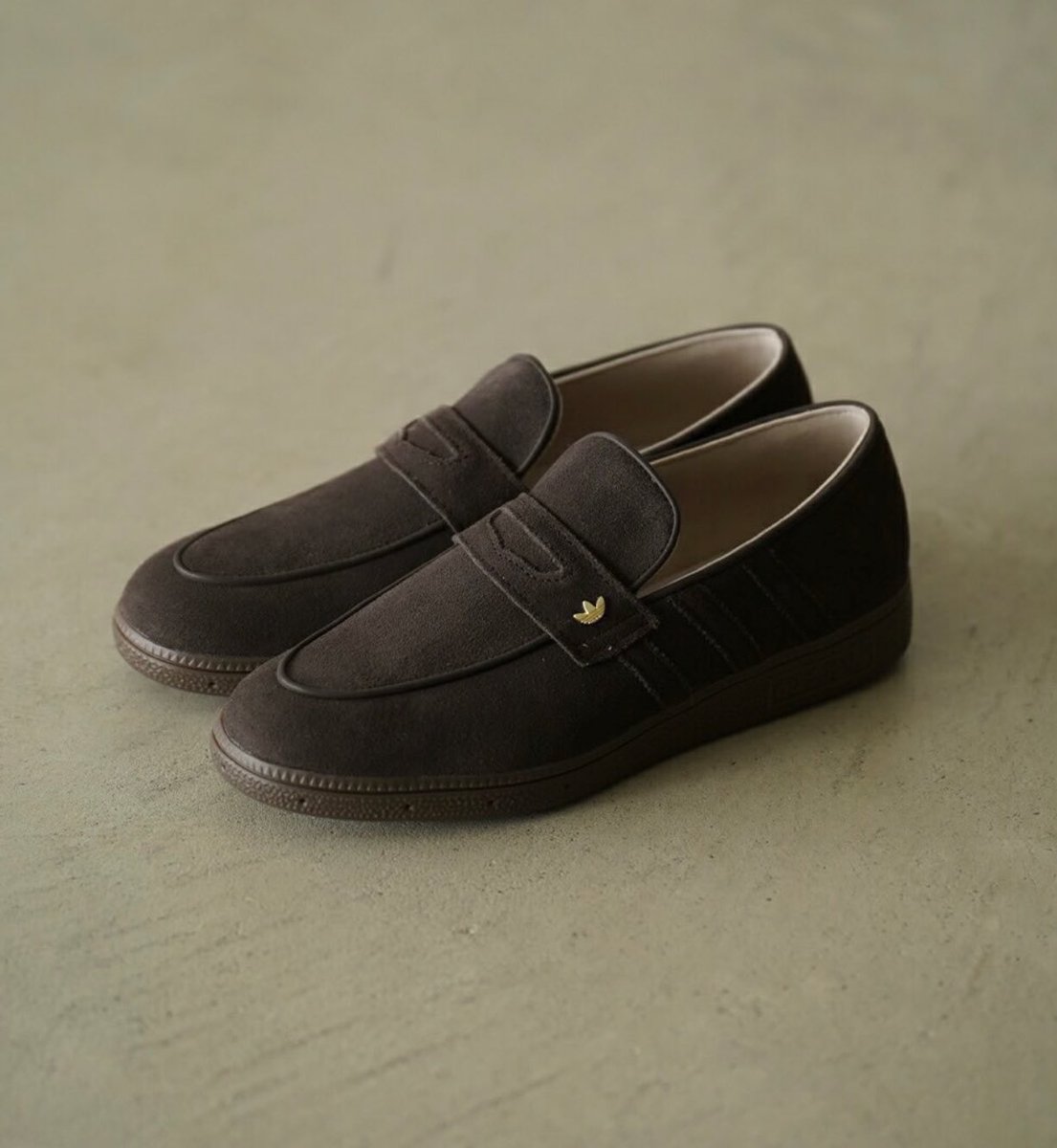 アディダスの新作ローファースニーカー良過ぎるな。

ワンポイントのadidasマークが品を出してくれてて、ブランドアイコンの3ストライプも入っていながらデザインはミニマル。

これからの季節の軽快なコーデにも◎