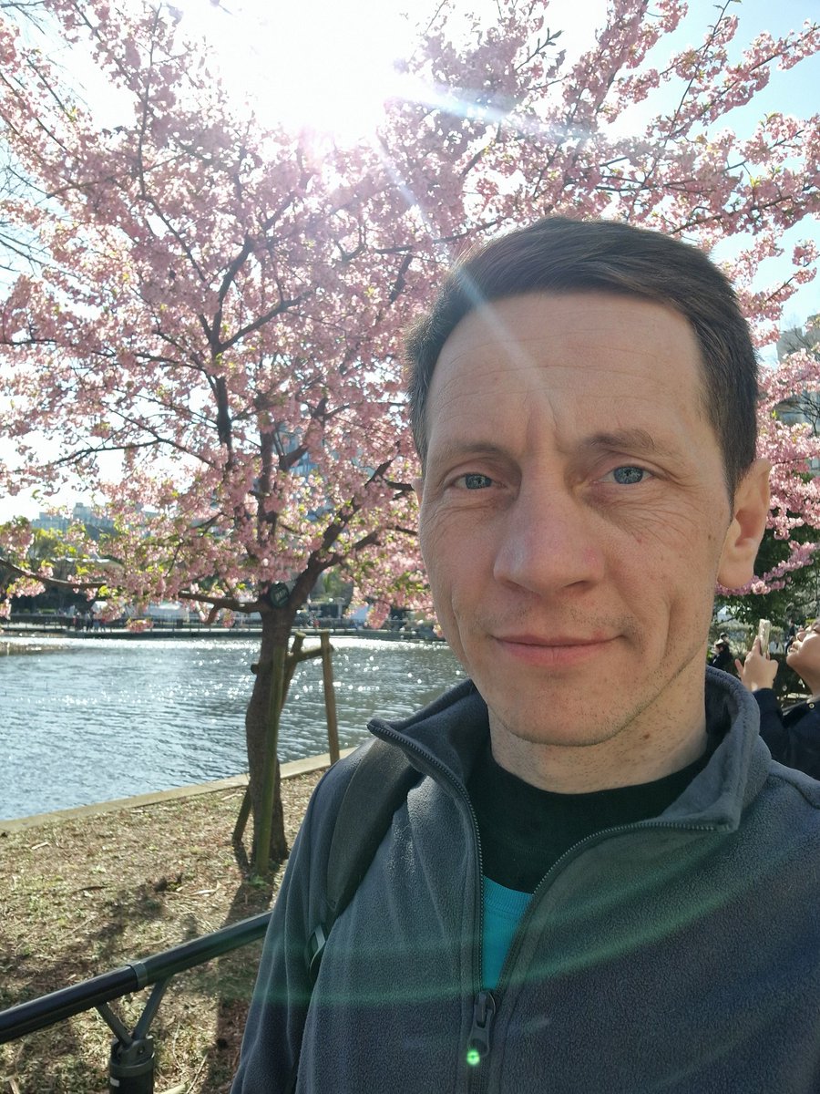 東京は素晴らしい天気と素晴らしい景色で私を迎えてくれました。

Токио встретил отличным видом и погодой.