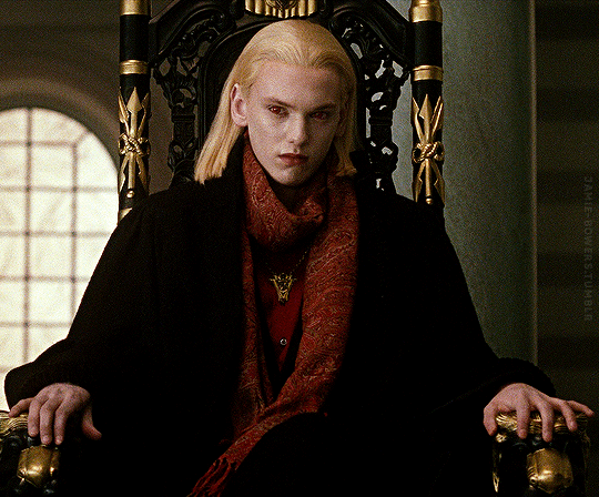 mhm_okayyy's tweet photo. Mr and Ms "off with their heads" #caius #theredqueen https://t.co/w9HTGb0NO1
