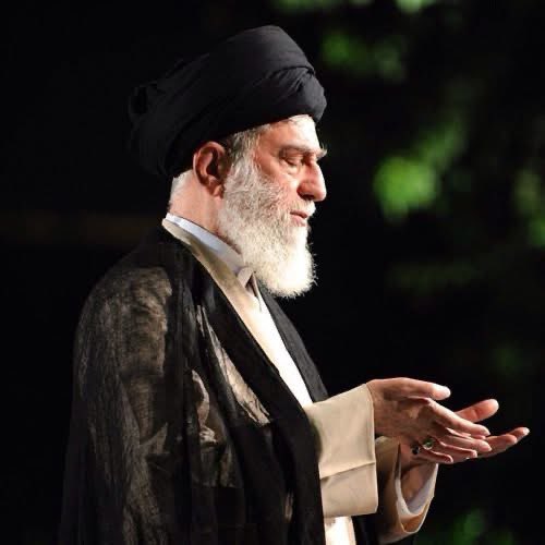 كلهم إجتمعوا عليك يا علي وأنت بيّد واحدة. خسرت يمناك ذات جمعة من فوق المنبر حيث أعلنت دمك! 
كلهم إجتمعوا على رجل بيد واحدة. يُسرى رفعها في وجه الإستكبار نحو فلسطين! يد واحدة ألهمت آلاف المصابيح على الحدود، يد واحدة كانت حدود. 
قتلوك مع بعض صحبك، وبعض أهلك، كانت إبنتك هدى هناك