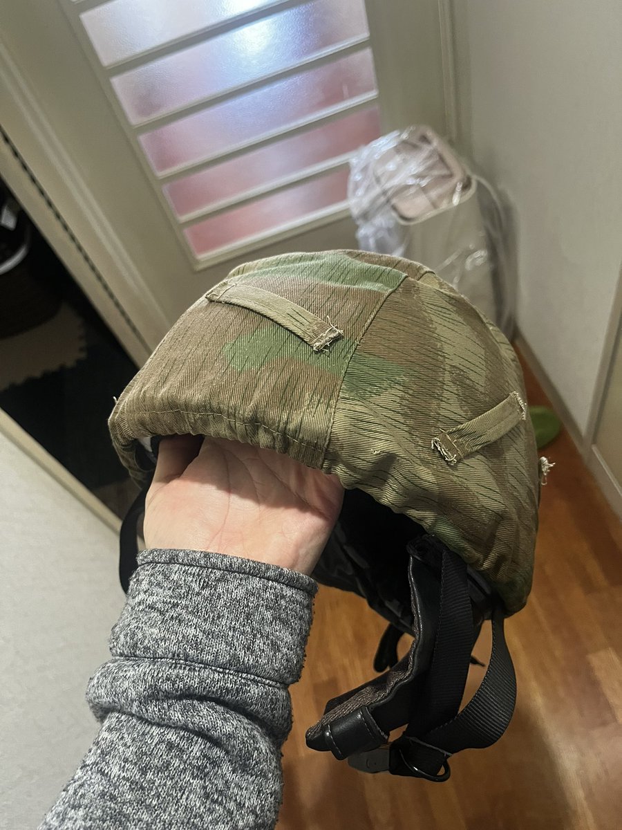 バイクのメットにドイツ軍のヘルメットカバー被せてキャッキャしてる