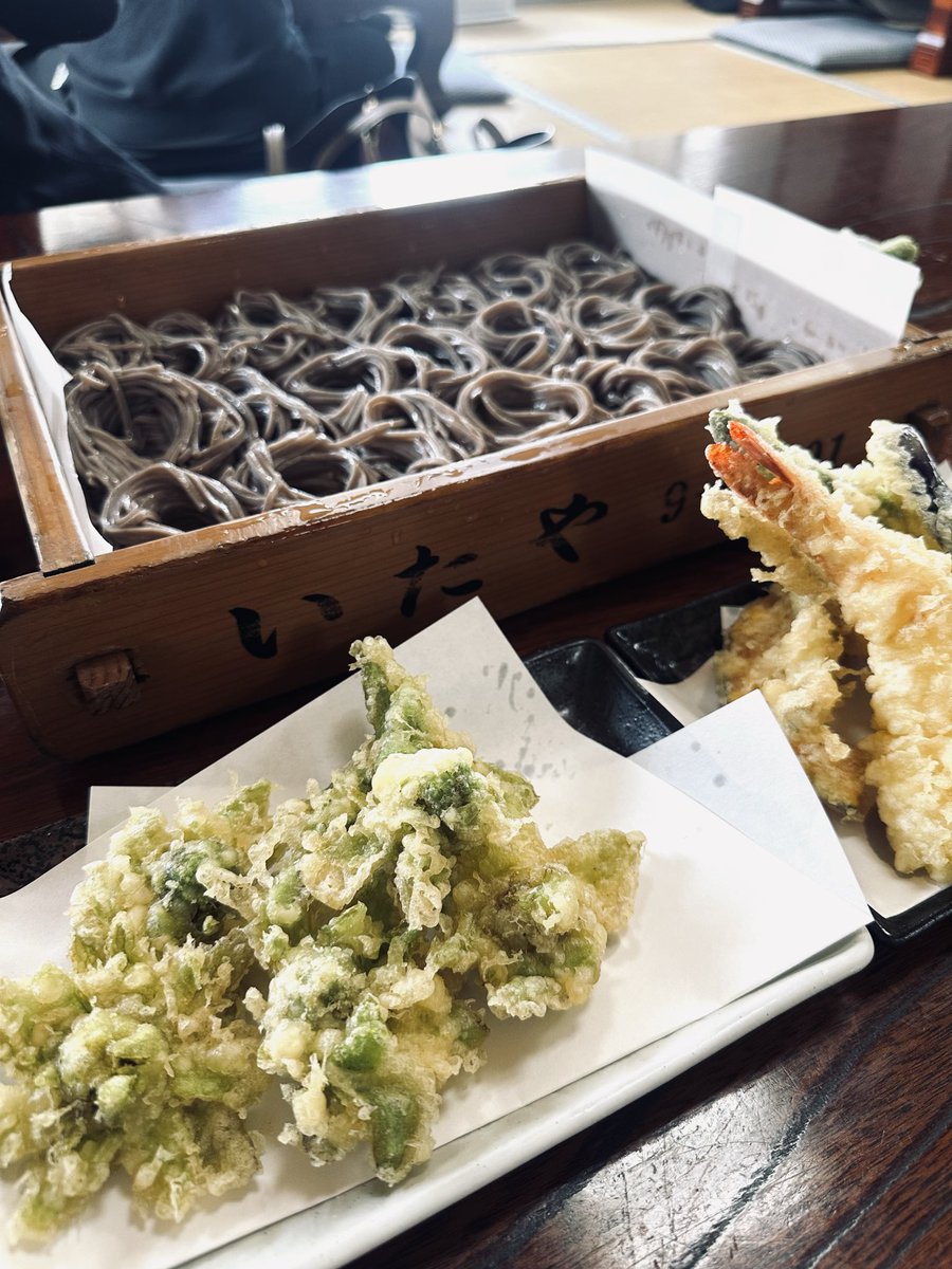 katoseika's tweet photo. ふきのとうの天麩羅、解禁。

まだ道路脇は1メートル以上の雪がある中、いつもの大好きな「いたや蕎麦」でへぎ蕎麦を堪能。

本当に美味しい。 https://t.co/RY0o9yE7Nr