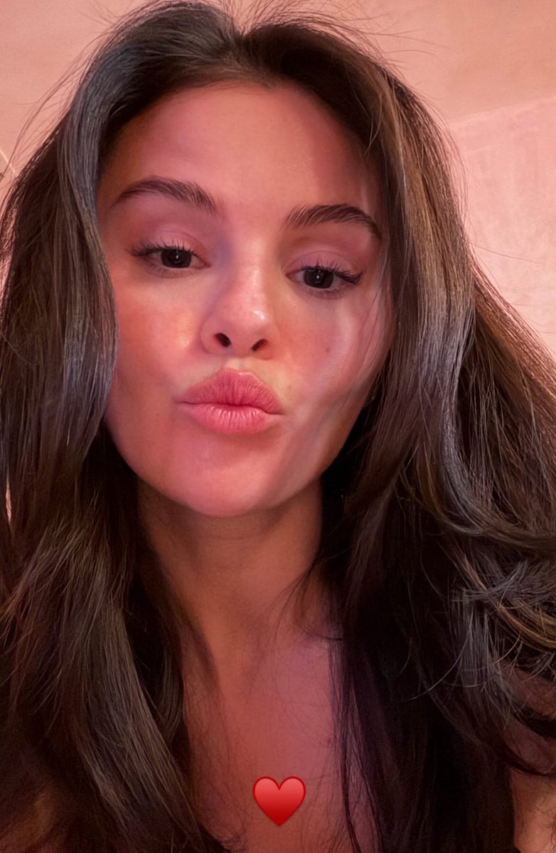 SGchartupdate's tweet photo. 🚨 SELENA GOMEZ WITH EXTENSIONS 👀 https://t.co/S3YUZfqDbu