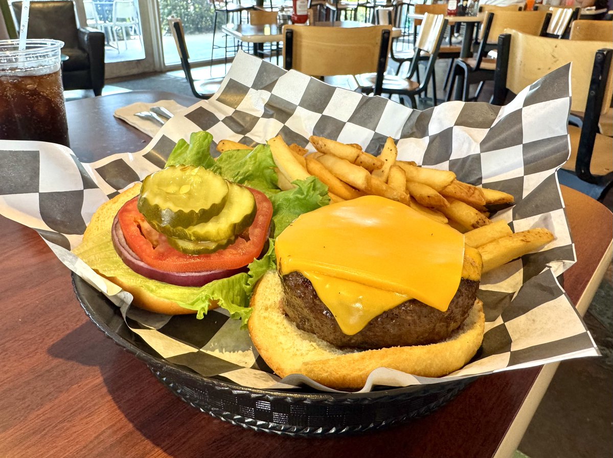 SashaEats's tweet image. Superb lunch at Gilbert's 17th Street Grill 🍔🥗🍟👌🏼

#SashaEats #CulinaryGlobetrotter #EatLocal