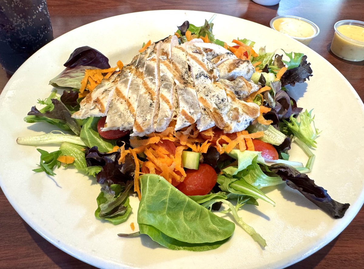 SashaEats's tweet image. Superb lunch at Gilbert's 17th Street Grill 🍔🥗🍟👌🏼

#SashaEats #CulinaryGlobetrotter #EatLocal