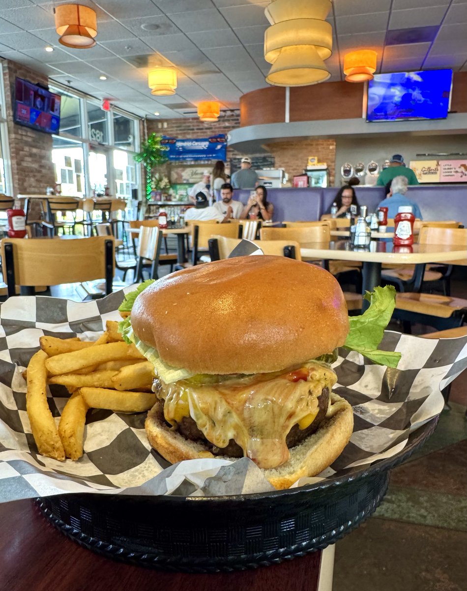 SashaEats's tweet image. Superb lunch at Gilbert's 17th Street Grill 🍔🥗🍟👌🏼

#SashaEats #CulinaryGlobetrotter #EatLocal