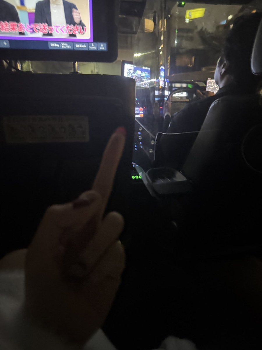 tsukika0210's tweet photo. 1日経っても怒りが治まらないので…
<ラファエルと河原の実態を暴露>

まず昨日2人にプライベートでご飯誘われて都内まで呼び出され終電のない深夜の1時すぎまで飲みに連れていっといてタク代も無し。
普通タク代って最低でも1万払うよね？
あいつら稼いでるのに実際はケチすぎて草 https://t.co/tmsBIRKHwY