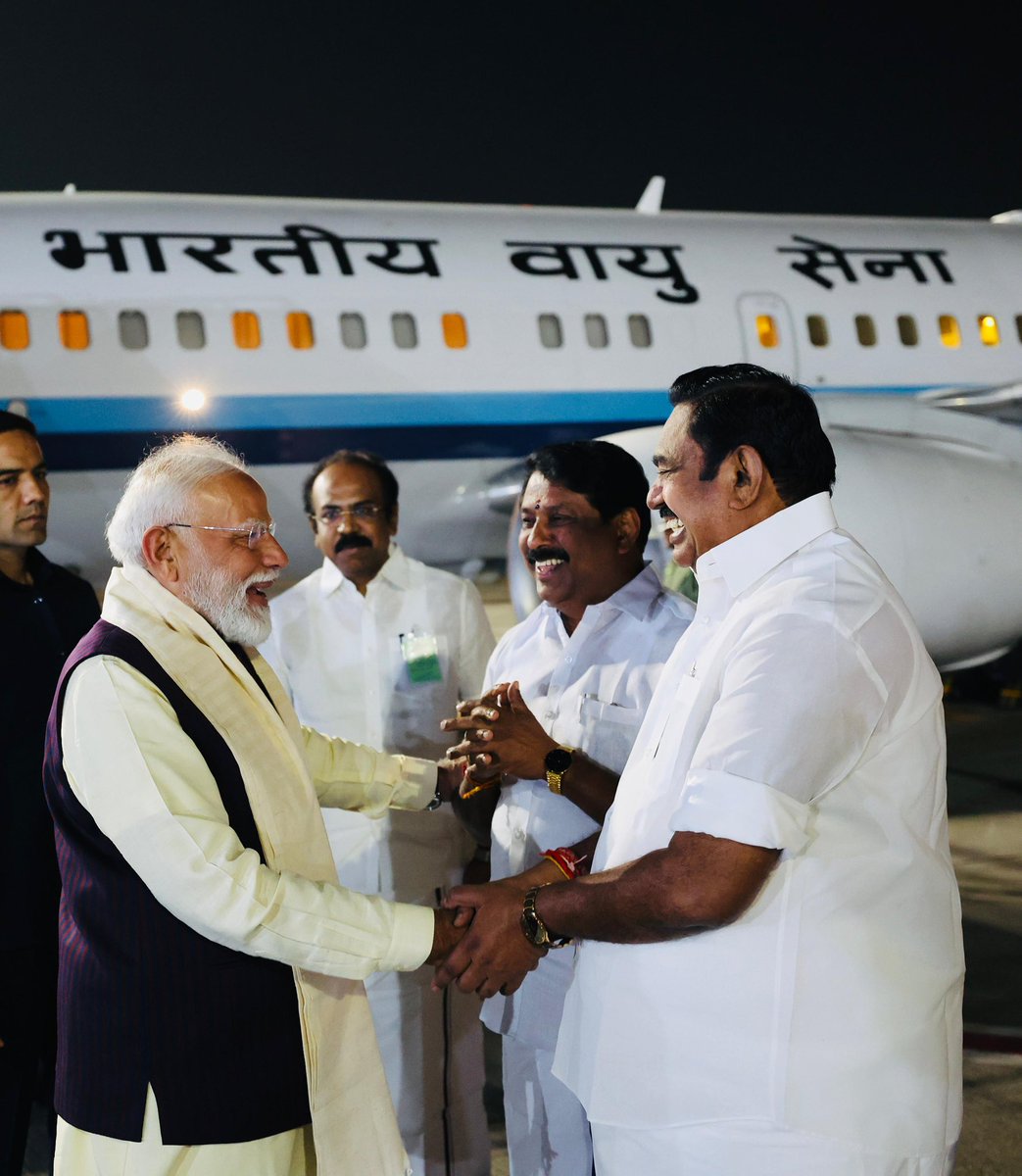 NainarBJP's tweet photo. இன்றைய தினம் மதுரை திருப்பரங்குன்றத்தில் அருள்மிகு தமிழ் கடவுள் முருகப்பெருமானை பக்தியுடன் தரிசனம் செய்ய நம் மாண்புமிகு பாரத பிரதமர் திரு. @narendramodi அவர்கள், நம் பாரத தேசத்தின் வளர்ச்சிக்காக ரூபாய் 4,400 கோடி மதிப்பிலான பல புதிய தேசிய நெடுஞ்சாலை திட்டங்களுக்கான அடிக்கல் நாட்டும் விழாவில் பங்கேற்கவும், மேலும் மதுரையில் நடைபெறவுள்ள பிரம்மாண்டமான NDA கூட்டணி மாநாட்டில் கலந்து கொள்ளவும் நேற்றைய தினம் தமிழகம் வருகை தந்தார். அவர்களை சென்னை விமான நிலையத்தில் வரவேற்றேன்.