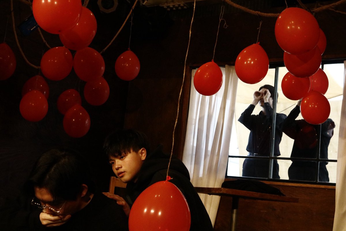 UTIBENKEI_ohjoh's tweet photo. 🎈──【当日券情報】──🎈

アドバルーンよつれてって
3/1 13:30～ の公演の当日券情報をお届けします。

当日券 5枚ほど

ソワレの千穐楽公演もお席ございます！
ご予約お待ちしております。

──
🗓️2/27～3/1
📍カフェムリウイ 屋上劇場
🔗 https://t.co/bozp9tDB1d
　  （団体扱い）

#内弁慶の立往生
#アドバルーンよつれてって