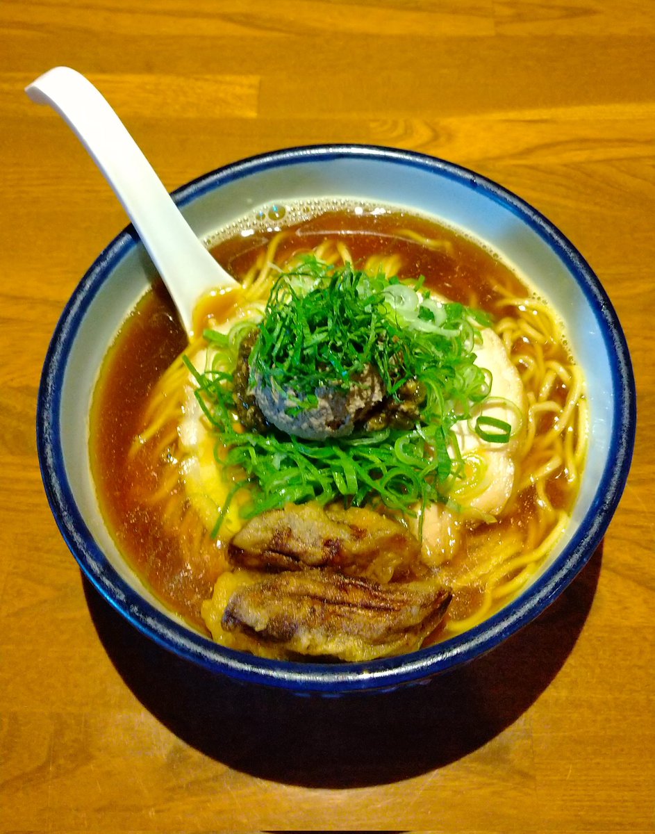 cotenyarou's tweet photo. 「雨は、やさしく」に行き「白肝煮干(醤油)」を食べました😋
中太ストレート麺、揚げ牛蒡、しそ、鶏レバーペースト、海藻の和え物、葱🍜
3分の1程、煮干醤油味を堪能し、残りはレバーペーストを混ぜ、濃厚な風味を堪能✌
まさに「レバー食べに来レバー」という感じですね🐔
皆さんも機会があれば是非😃 https://t.co/8vD4JWnBg5