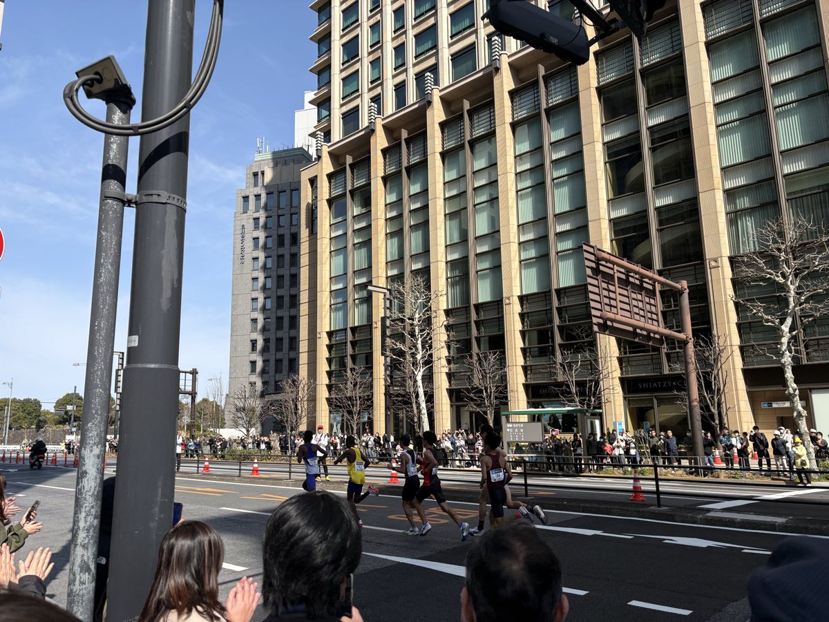 dio02092's tweet photo. 本日は、若獅子戦2日目です。
現状3位で、ポイントは持ってますが、無くなる時はすぐ無くなっちゃうので、ひよらず頑張りたいと思います！！
勝つぞぉー！
時間あったので、会場近くで、東京マラソン見てきました。 https://t.co/uKPRm5BCWe