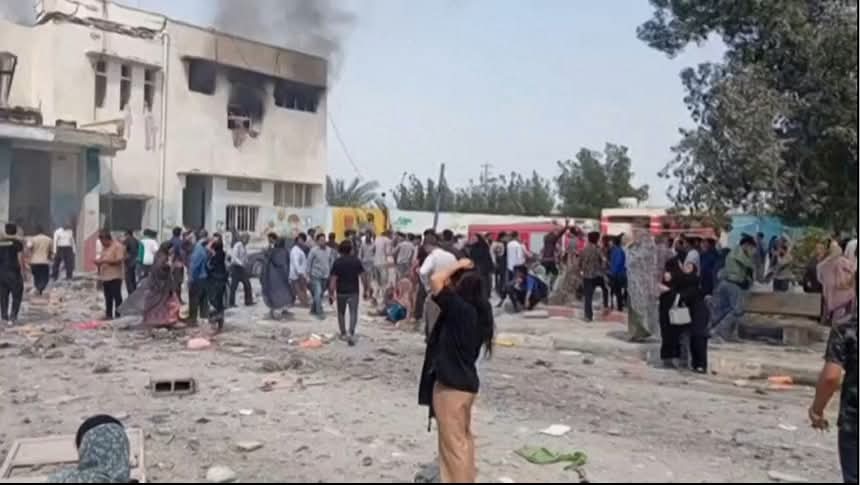 ระเบิดถล่มโรงเรียนประถมหญิงตายกว่า 40 บาดเจ็บอีก 45  สื่ออิหร่านเผยภาพกองทัพสหรัฐฯ และอิสราเอล โจมตีทางอากาศอย่างรุนแรงใส่โรงเรียนประถมหญิงล้วนในเมืองมินาบ จซฮอร์โมซกัน ทางตอนใต้ของอิหร่าน ใกล้กับช่องแคบฮอร์มุซ #ตาสว่างกว่า  #ศิโรตม์ทอล์ก  #อิหร่าน