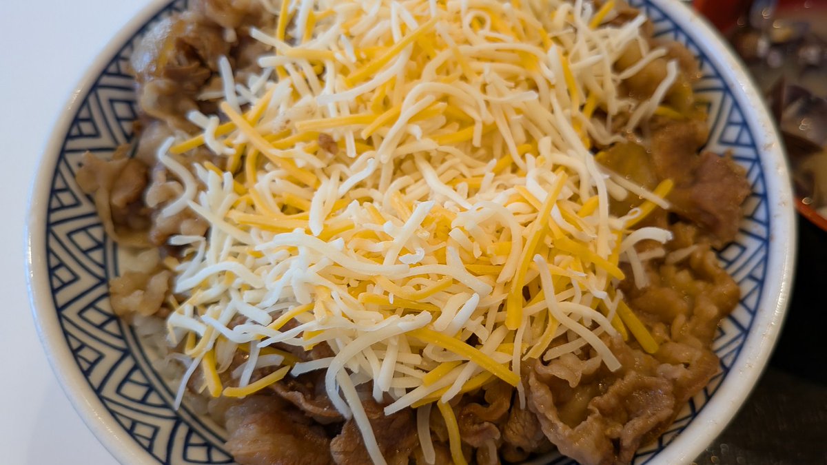 〇〇歳になって初めて食べるのが、 人生初のチー牛(温玉トッピング