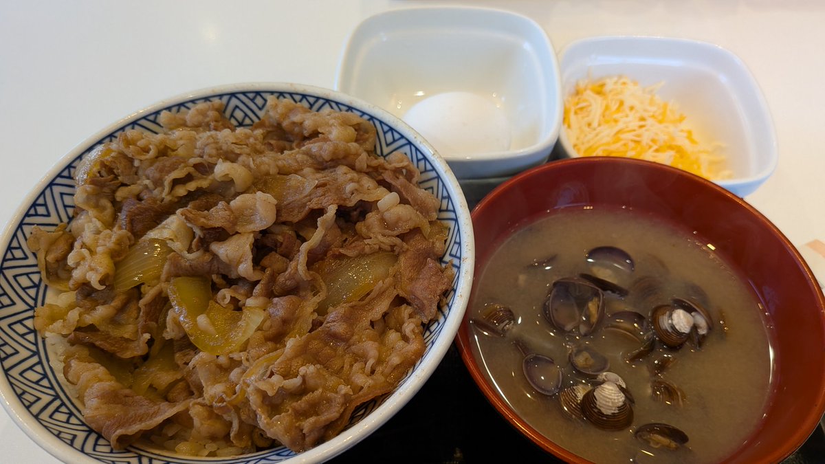 〇〇歳になって初めて食べるのが、 人生初のチー牛(温玉トッピング