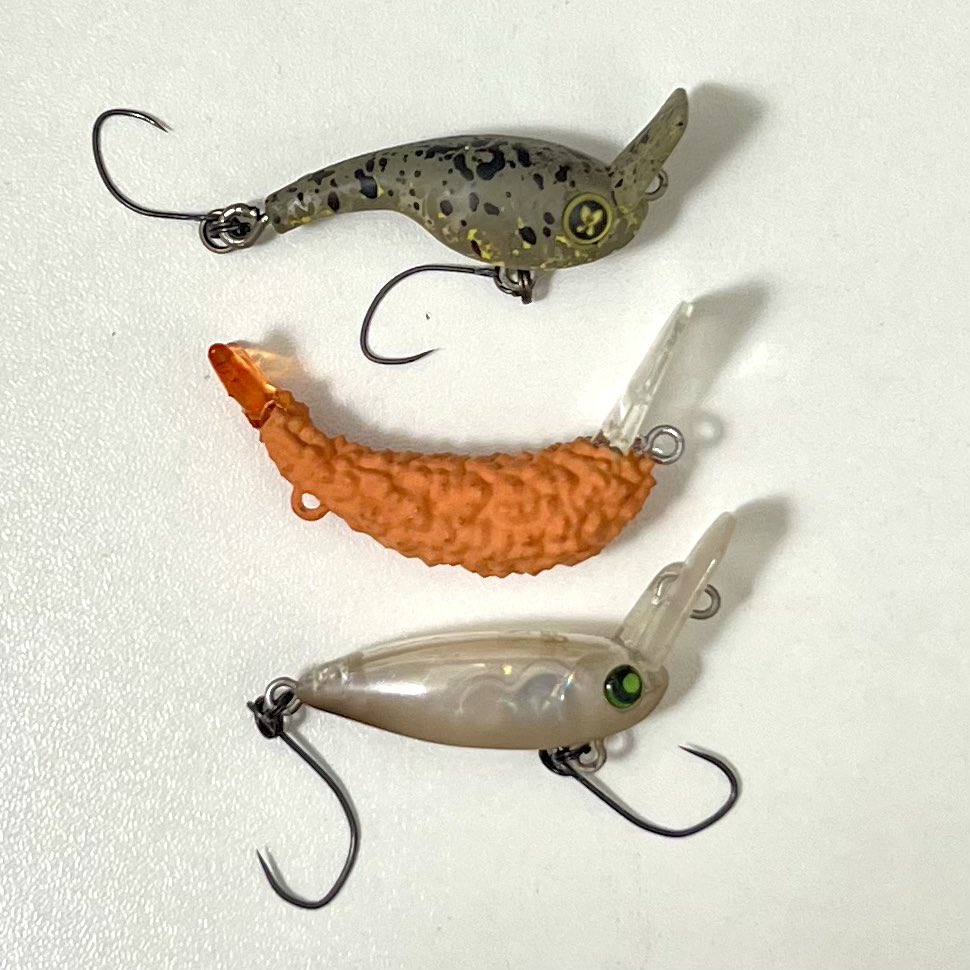 midopin_ch's tweet photo. ついに届いた
@Stratec_Lure さんの「Crispy」!
見た目は海老天なルアーですが、中身は本格的なリバース系クランク。
手持ちのウッサやリバクラと並べると、数ミリ大きいボリューム感。このシルエットの強さ(と可愛さ)がマス達にどう効くか楽しみです。
#エリアトラウト #クリスピー https://t.co/nwWu1iTRv3
