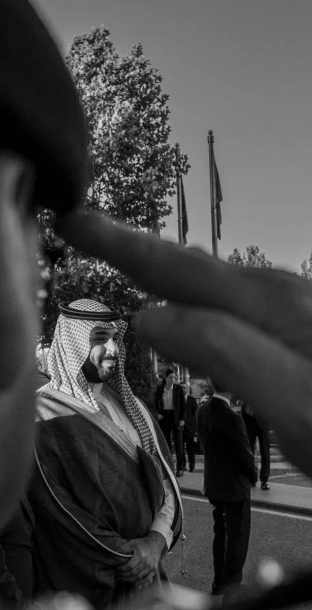 استودعناك الذي جَعلَ الشموخَ فريضةً على مِثلك، والسيادةَ مِيعاداً لمُلكِك، والهيبة مكللة بالفخر الذي نرتديه ونحن نراك،،

#محمد_بن_سلمان