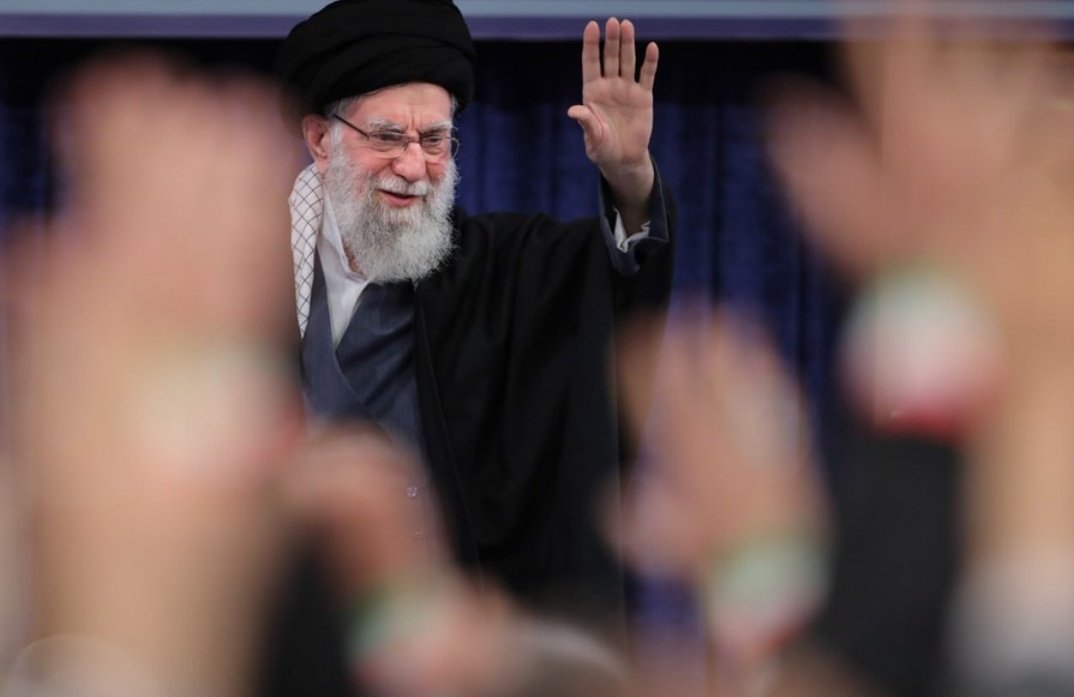 Guardia Revol de Irán:👇

Perdimos a un líder de gran talla y nos sentamos en su duelo; un líder que fue único en su tiempo por la pureza de su espíritu, la fortaleza de su fe, la buena gestión y el coraje

‼️Abajo el fascismo, el imperialismo y el sionismo‼️

#DefendiendoCuba🇨🇺