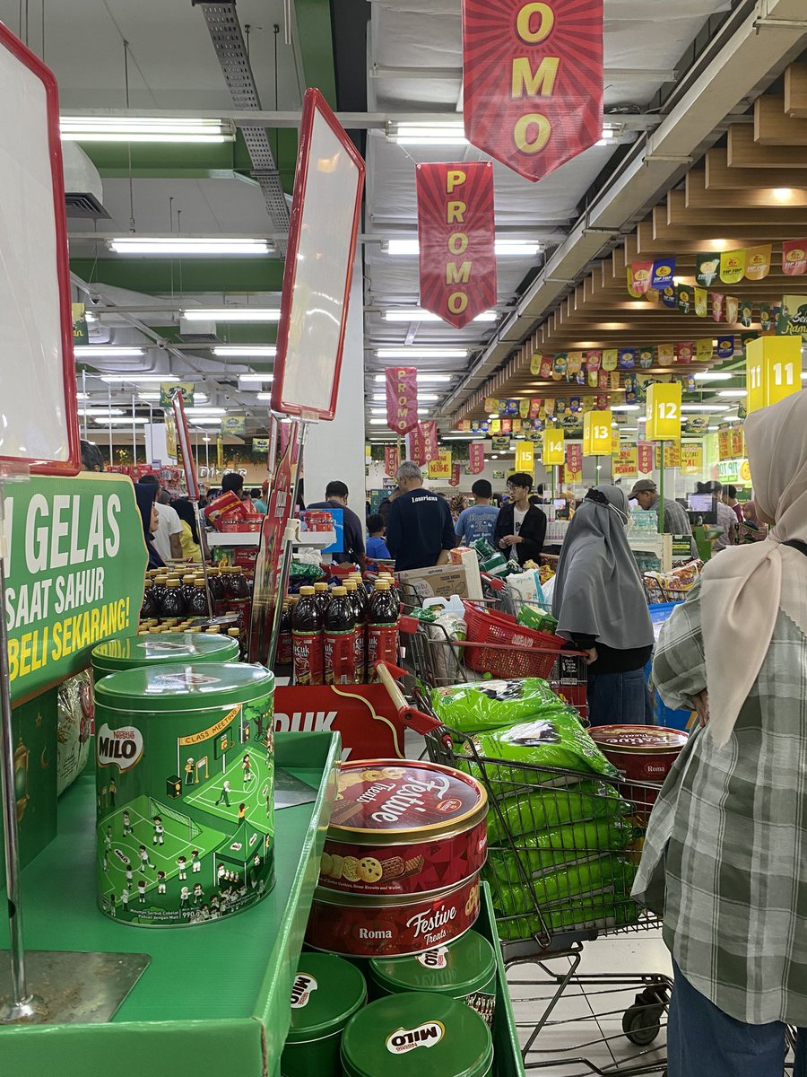 Belanja bulanan nya pagi aja deh pasti masih sepi, duaarrr ternyata ratusan orang berpikiran sama kaya gue🫠