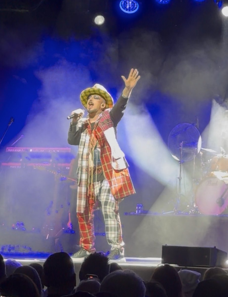 PhillyHussar's tweet photo. Spent the evening with @RealCultureClub  @BoyGeorge in AC. Amazing show filled with positive mojo. I feel like an 80’s kid again 🤙🏼🙏🏼 https://t.co/iF1v1z1mQX