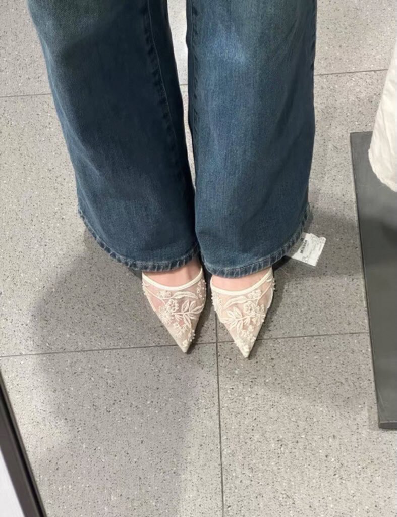 I dah jumpa kasut cantik utk pakai raya nanti!! Murah jeee korang tapi lawoo gilss yaaa nampak cam kasut mahal￼